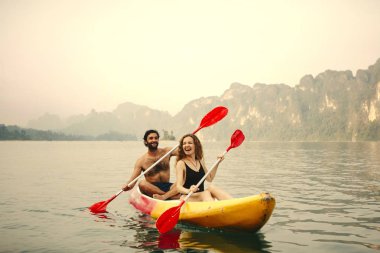 bir kano kürek çekmeye Çift