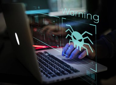 kısmi görünümünü el üstünde laptop değmek, ultraviyole neon metin: uyarı 