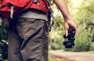 Dürbün ormanda tutan adam