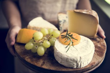 Varyasyon bir ahşap tabak yiyecek fotoğraf tarifi fikir üzerinde peynir ve yeşil üzüm