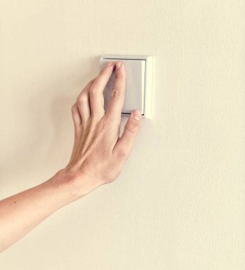 Işığı açmak kadın