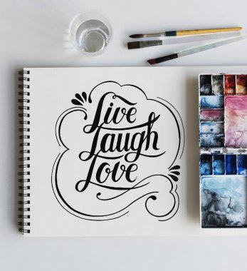 Beyaz sktech kağıt üzerinde kısa alıntı