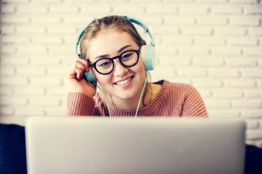 Genç kadın müzik dinliyor.
