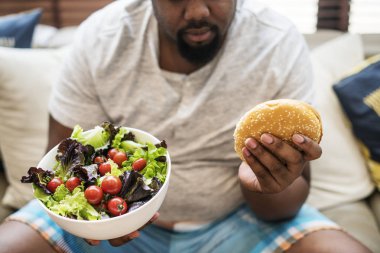 Adam büyük bir hamburger yeme