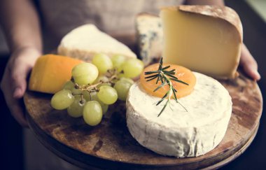 Varyasyon bir ahşap tabak yiyecek fotoğraf tarifi fikir üzerinde peynir ve yeşil üzüm