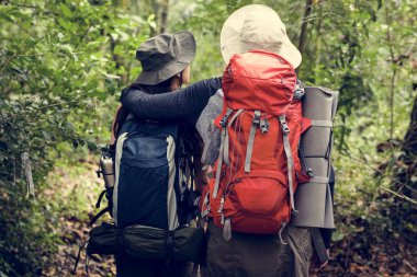 arkadaşlar bir ormanda yürüyüş