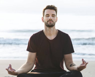 Pratik yoga bir adam
