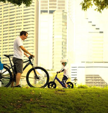 Küçük çocuk öğrenme bisiklet için