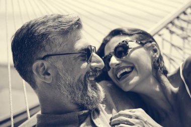 Birlikte bir hamakta dinlenme çift