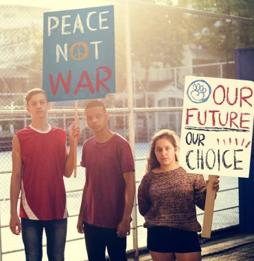 Posterler savaş karşıtı adalet barış kavramı holding gösteri protesto Genç Grup