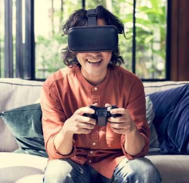 İnsanlar zevk sanal gerçeklik koruyucu gözlük