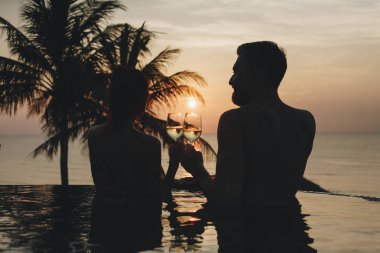Romantik bir gün batımı zevk çift