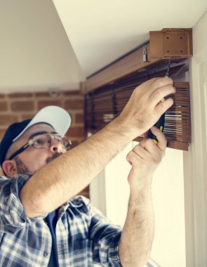 İnsanlar installing pencere perde