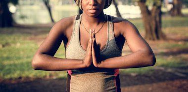 İnsanlar parkta yoga yapıyor.