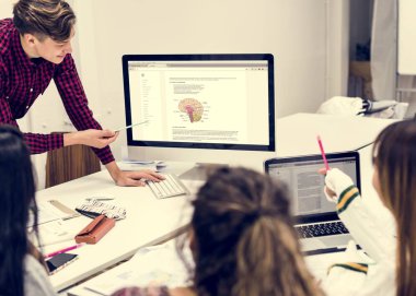 Genç çocuk bir proje ekibine sunulması