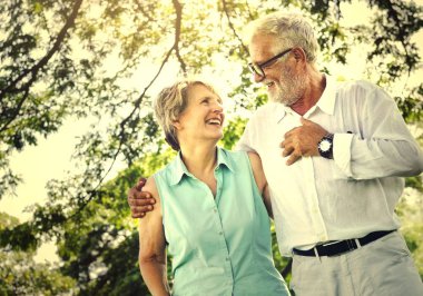 Birbirimizi parkta kucaklayan ve yürüme Olgun çift 