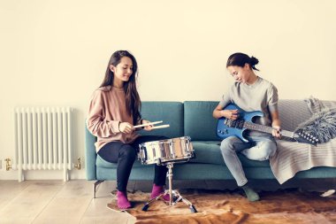 Kadınlar evde birlikte müzik