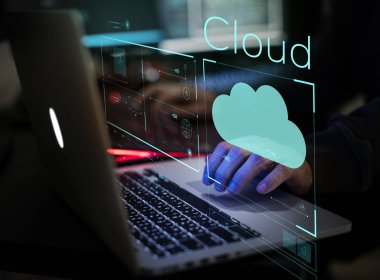 kısmi görünümünü el üstünde laptop değmek, ultraviyole neon bulut simgesi 