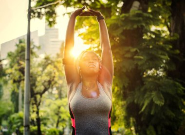 Parkta egzersiz yapan kadın.