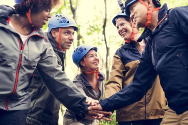 Farklı arkadaş birlikte trekking grubu