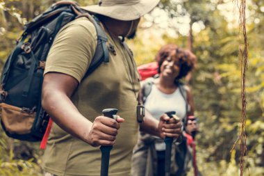 Çift ormanda birlikte trekking