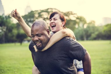 Parkta birlikte eğleniyor çift