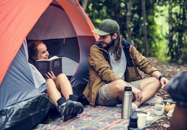 Amigos Acampar Floresta Juntos — Fotografia de Stock