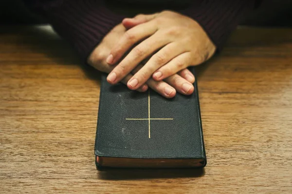 Manos Sobre Biblia Una Mesa Madera —  Fotos de Stock