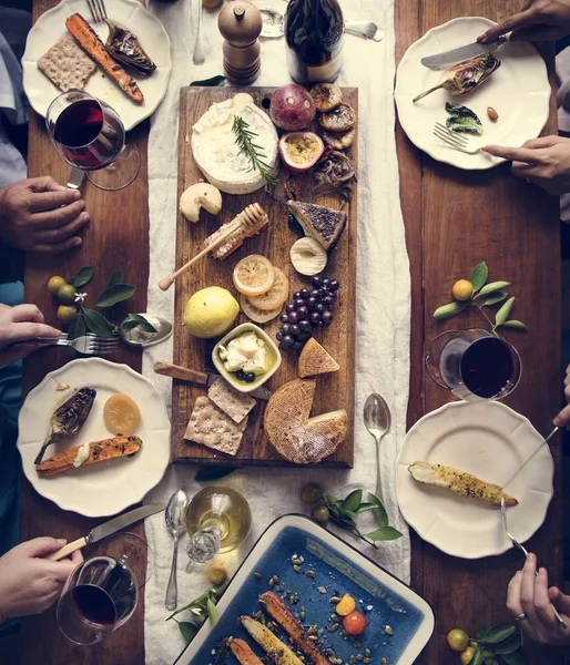 Adultos Comendo Uma Bandeja Queijo Fotografia Alimentos Ideia Receita — Fotografia de Stock