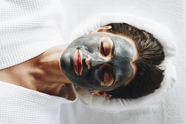 女性炭フェイシャル マスクでリラックス — ストック写真