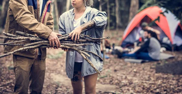 Amici Che Accampano Insieme Nella Foresta — Foto Stock