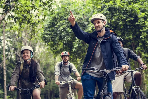 Grupo Amigos Andar Bicicleta Montanha Floresta Juntos — Fotografia de Stock