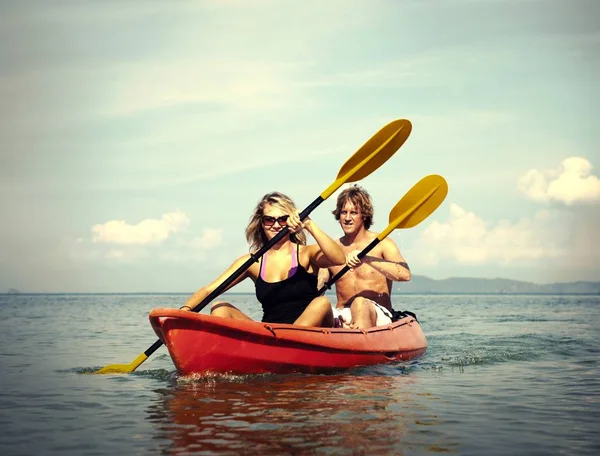 Couple Paddling Red Kayak — Stock Photo, Image