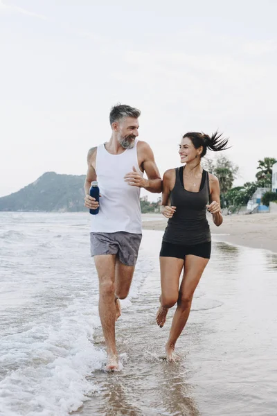 Pareja Corriendo Una Playa — Foto de Stock