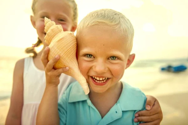 Niño Rubio Escuchando Las Olas Una Concha Marina — Foto de Stock