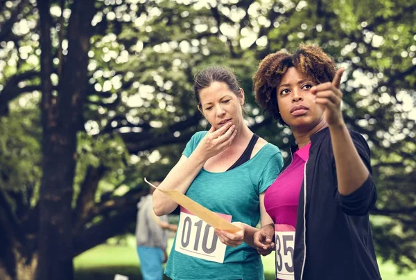 Frauen Schauen Auf Die Karte Für Orientierungslauf — Stockfoto