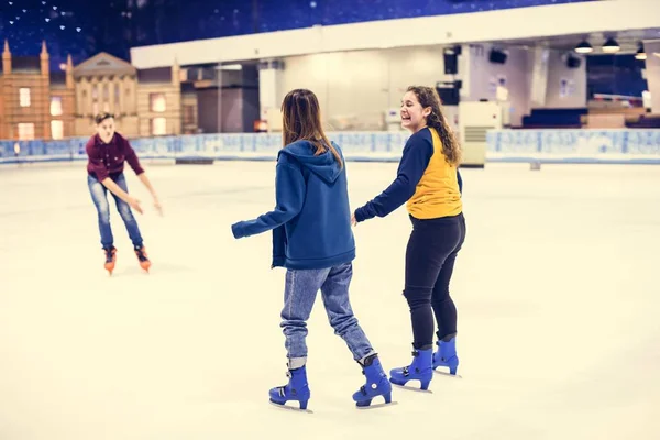 十代の友人氷のアイス スケート場でスケートを一緒に — ストック写真