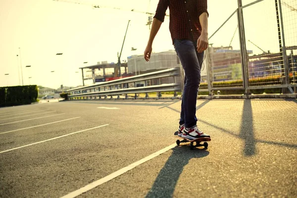 Adolescente Com Skate — Fotografia de Stock