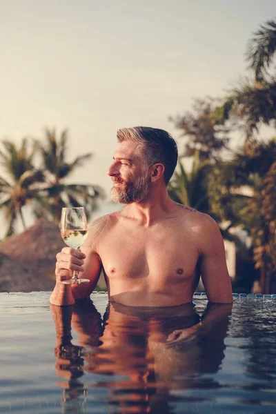 Schöner Mann Mit Einem Glas Wein Pool — Stockfoto