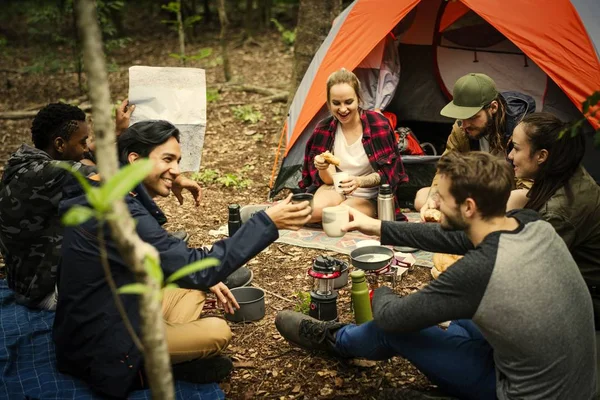 Happy Friends Campsite — Stock Photo, Image