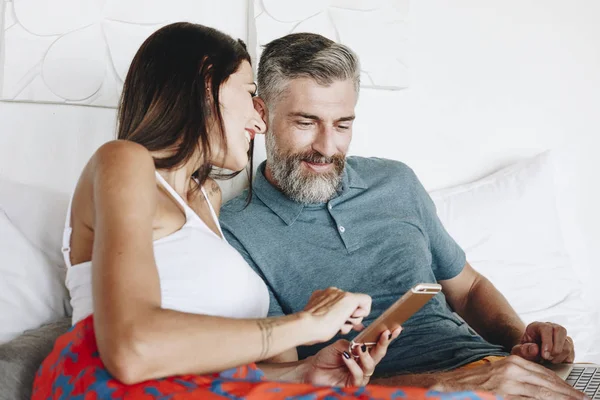 Casal Usando Seu Telefone Durante Férias — Fotografia de Stock