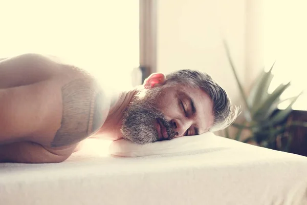 Homem Relaxante Com Tratamento Spa — Fotografia de Stock