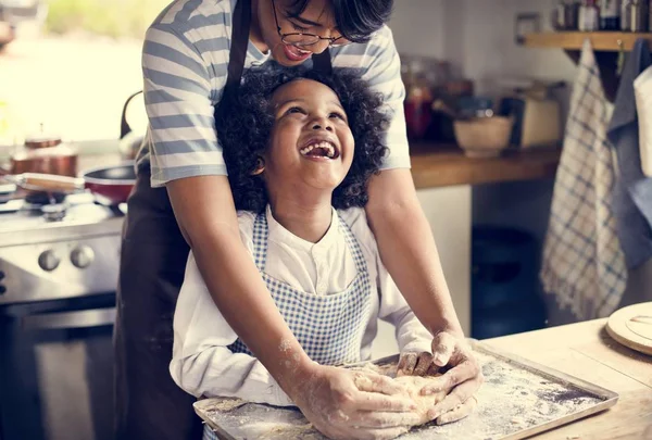 Mutter Und Sohn Kneten Teig Der Küche — Stockfoto