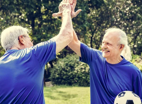 Två Ledande Sportiga Män Ger Hög Fem Park — Stockfoto