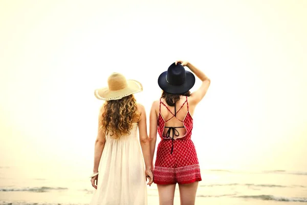 Подружки Тримають Руки Пляжі — стокове фото