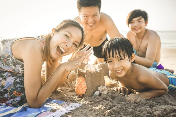 Famiglia Asiatica Vacanza — Foto Stock
