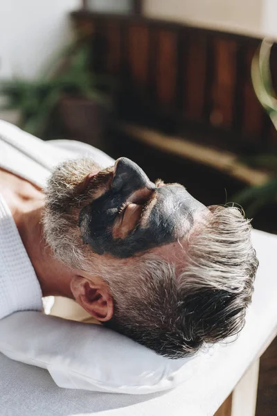 Homme Relaxant Dans Spa Beauté — Photo