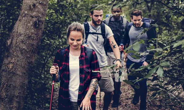 Przyjaciele Trekking Lesie — Zdjęcie stockowe