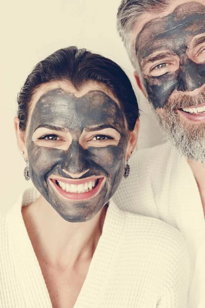 Casal Feliz Usando Uma Máscara Carvão — Fotografia de Stock