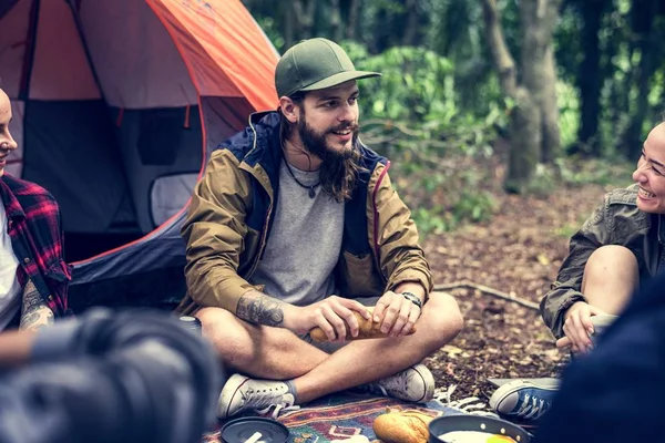 Amigos Acampar Floresta Juntos — Fotografia de Stock